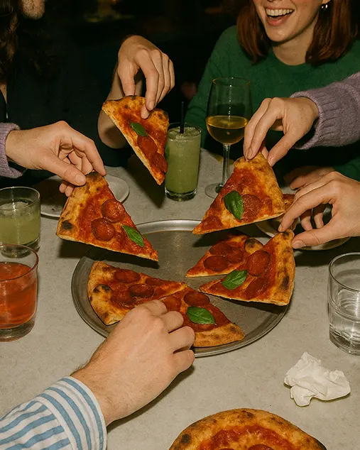 compartiendo una pizza en restaurante