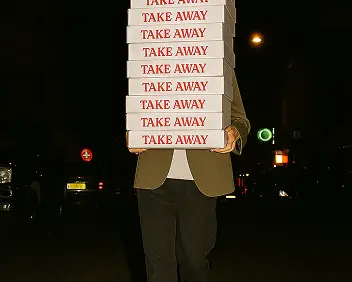 llevando cajas take away de pizza mobil